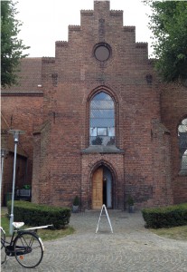 Skt. Hans Kirke ligger nær Odense Slot på Skt. Hans Plads